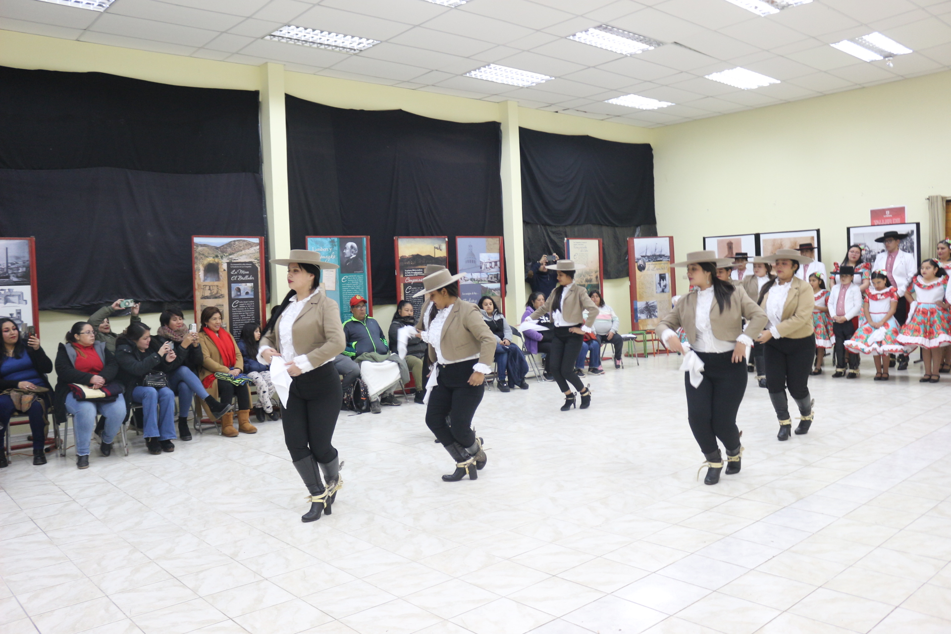Reconocen trayectoria de club de cueca  Raíces de mi Tierra de Las Compañías